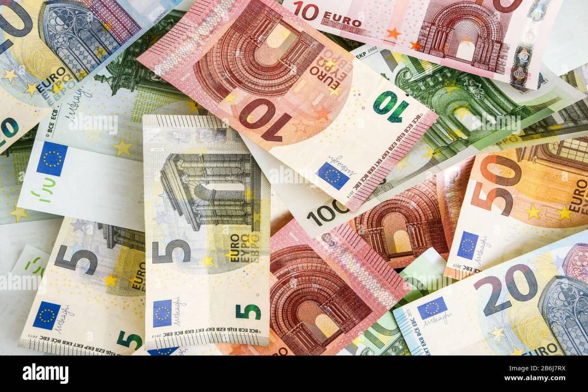 EU prohibits euro bills from being brought into Russia, except by tourists and diplomats