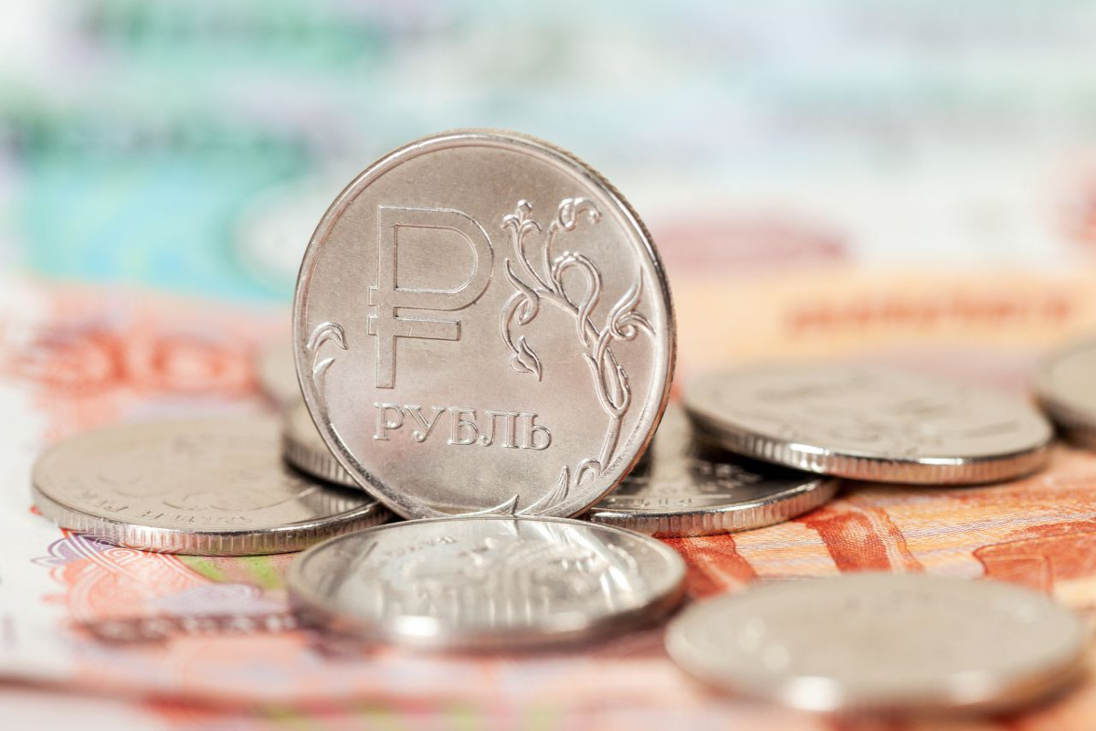 Ruble drops to 7-year minimum against manat