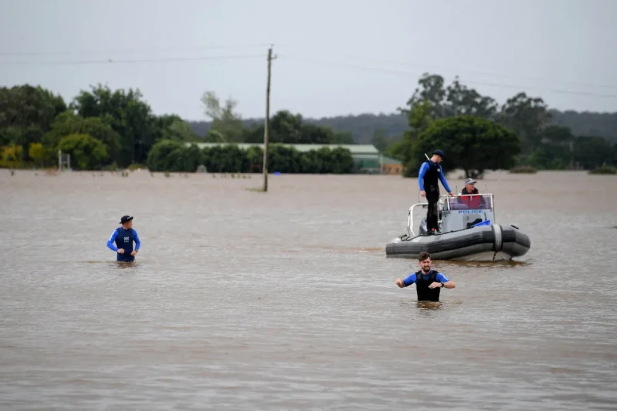 Sydney hit by torrential rains as flood warnings stretch across Australia's east coast