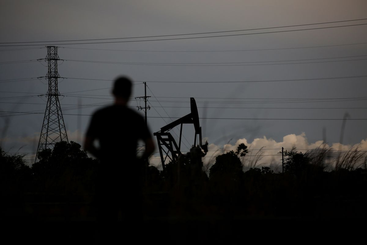 Oil see-saws near 14-yr highs as U.S. weighs Russia oil embargo
