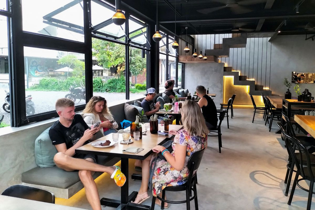 Russian tourists in Indonesia without cash as sanctions bite