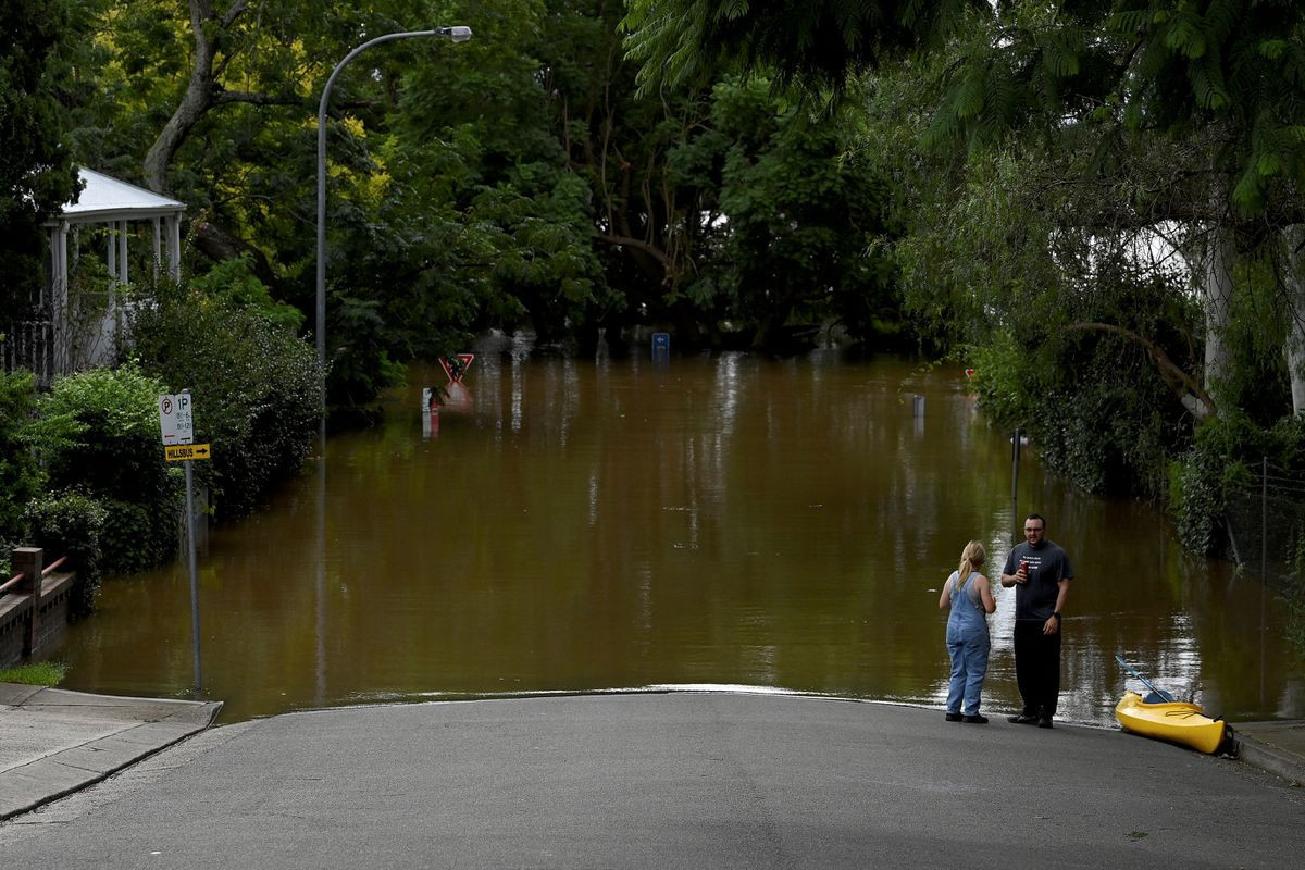 Thousands of Australians return to 'uninhabitable' homes as floods recede