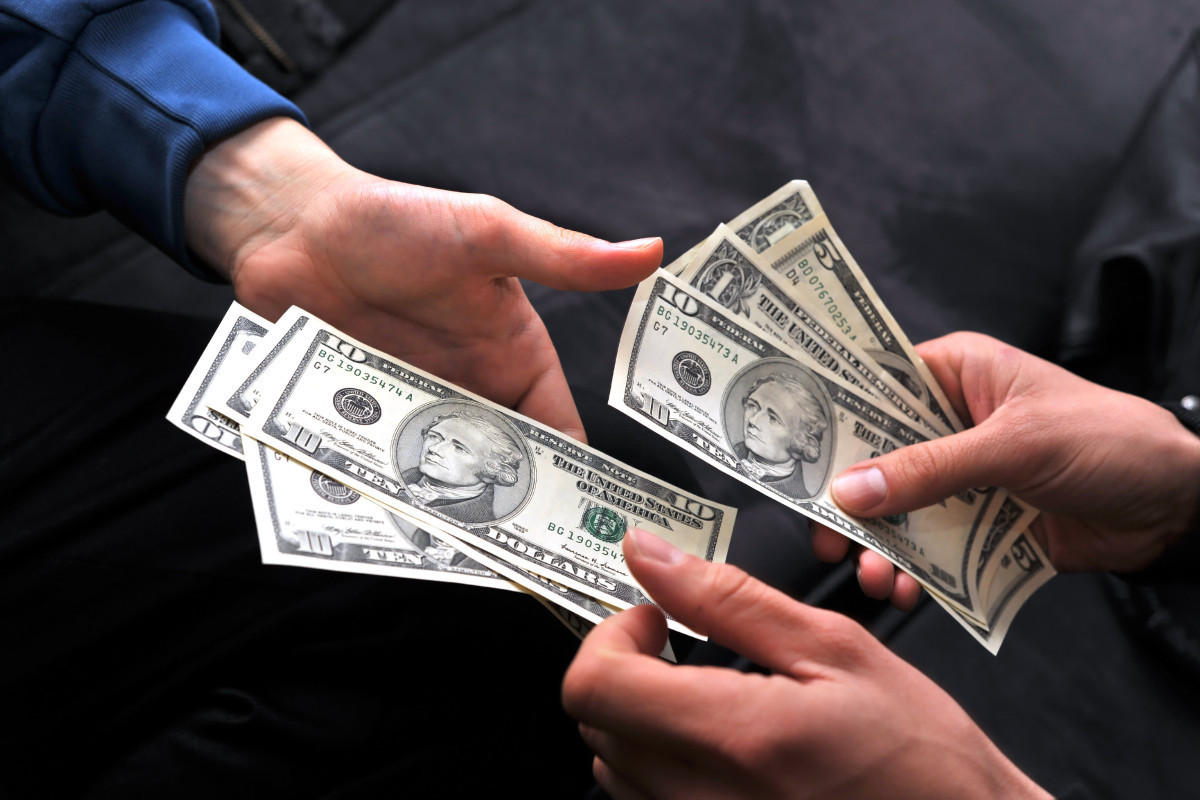 Volume of money transfers send from Azerbaijan to Russia decreased last year