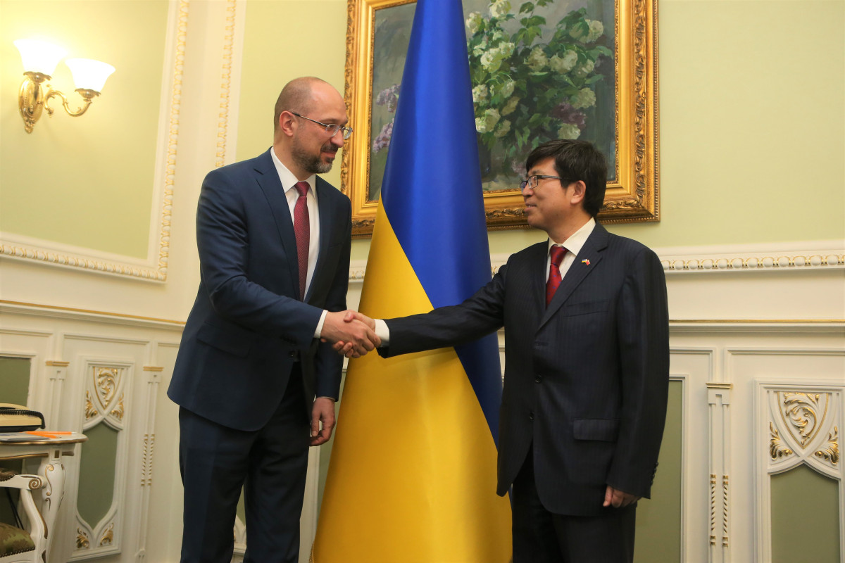 Ukrainian Prime Minister Denys Shmygal and Chinese Ambassador to Ukraine Fan Xianrong