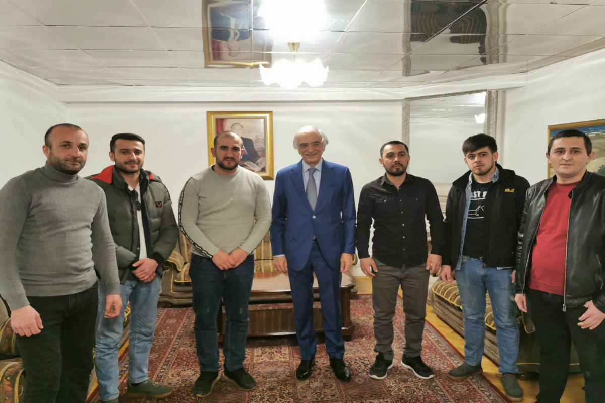 Azerbaijan’s Ambassador to Russia Polad Bulbuloglu has met with compatriots, evacuated from Ukraine.