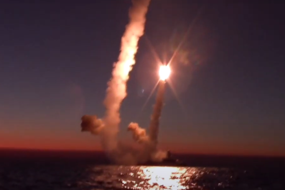 Russia fires Kalibr missile on Ukraine from Black Sea-VIDEO 