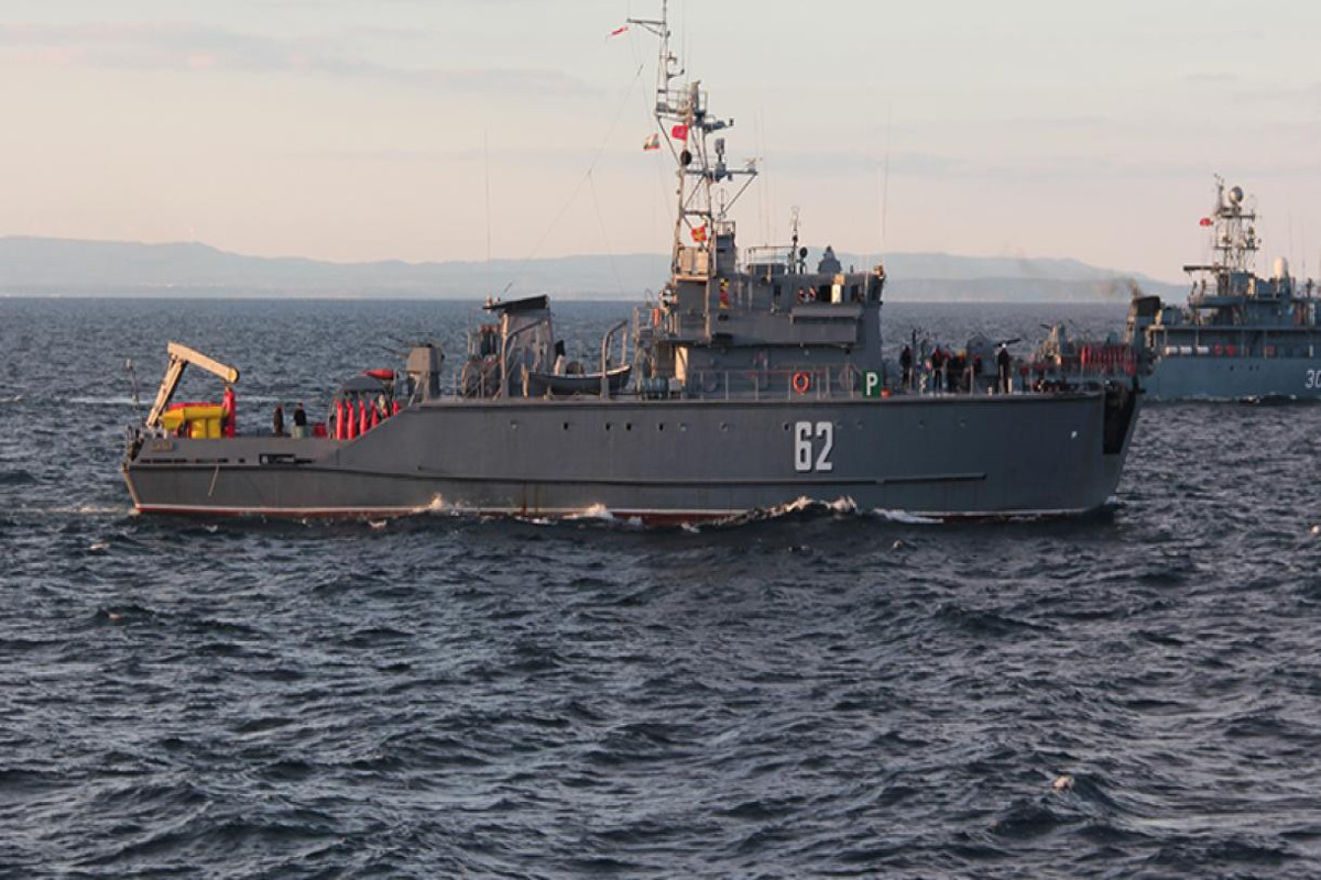 Turkiye's Underwater Defense teams neutralizing mine found off coast of Igneada