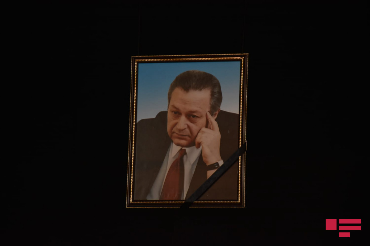 President Ilham Aliyev signs obituary over death of Ayaz Mutallibov