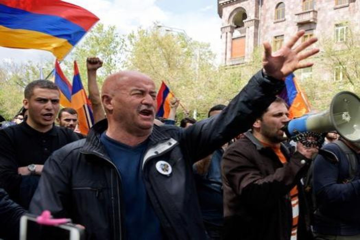 Opposition supporters in Armenia block the road to Zvartnots airport