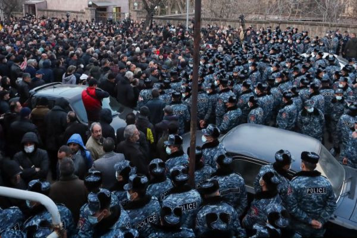 Protesters in Armenia are advancing towards parliamentary building