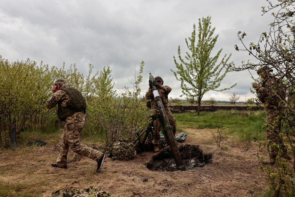 Russian forces reinforcing presence along border near Kharkiv, Ukraine military says