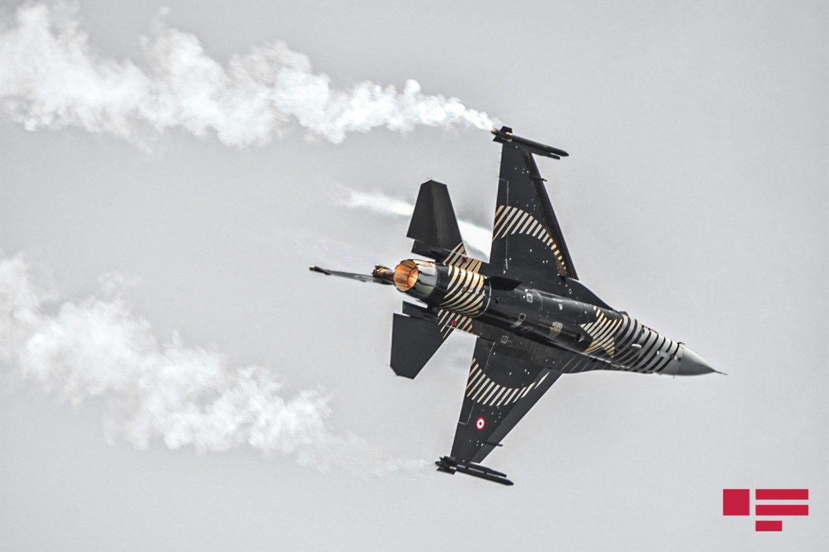 Air show on Baku sky-PHOTOLENT 