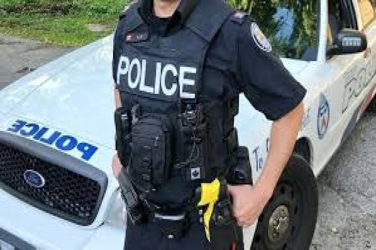 Toronto police kill man carrying gun near schools