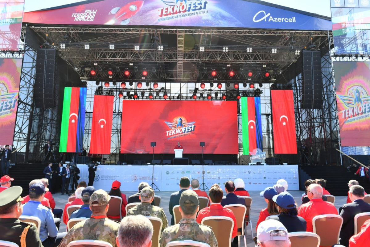 Souvenir of "TEKNOFEST Azerbaijan" presented to Azerbaijani and Turkish Presidents