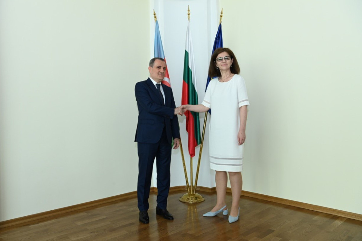 Azerbaijani and Bulgarian FMs meet