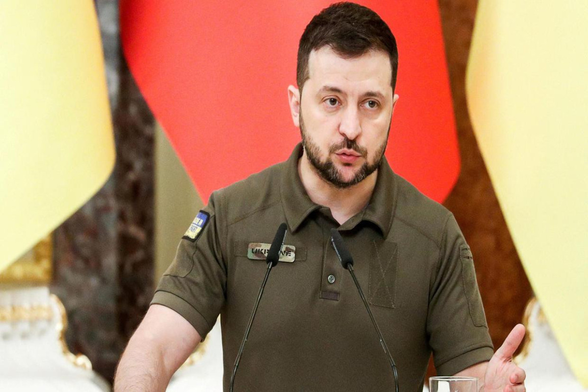 Zelensky welcomes new EU sanctions against Russia but calls the delay "unacceptable"