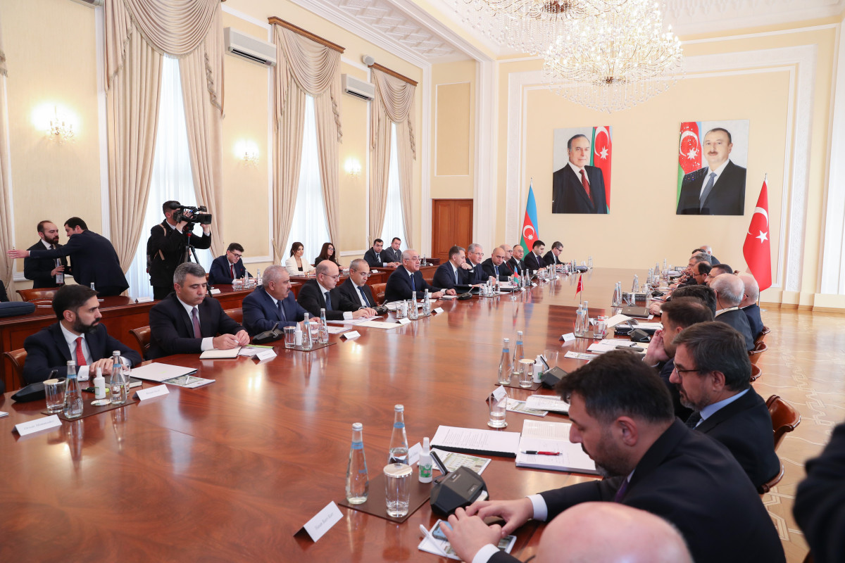 Azerbaijani-Turkish Intergovernmental Commission holds meeting, signs documents