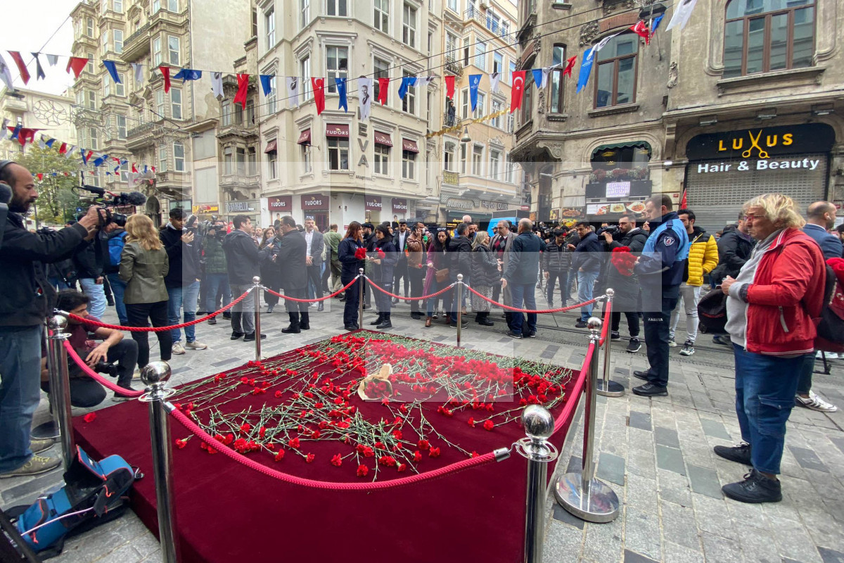Residents lay flowers at the site of the terrorist attack in Istanbul-PHOTO 