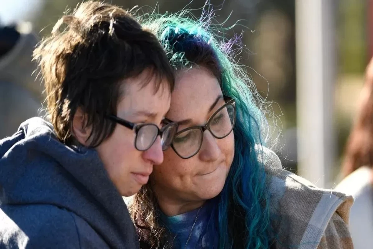 Suspect held after 5 killed at Colorado gay club