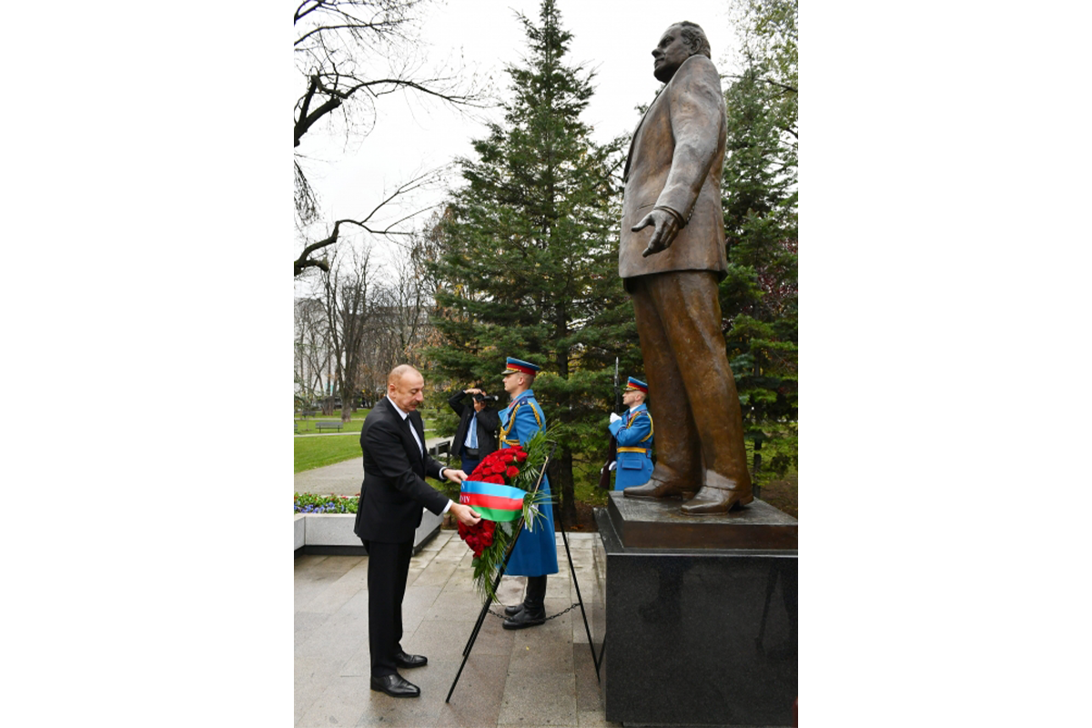 President Ilham Aliyev visited monuments to national leader Heydar Aliyev and Milorad Pavic in Tasmajdan park, Belgrade
