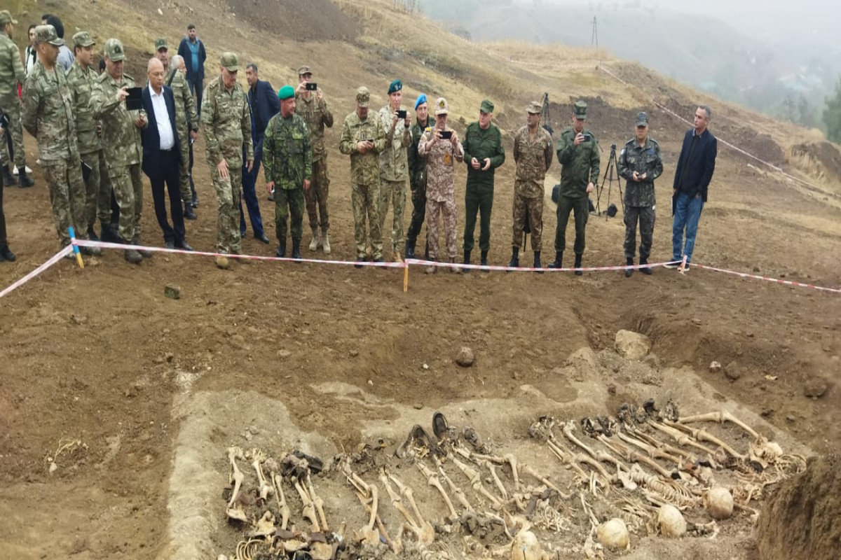 Military attaches of foreign countries view burial site in Edilli