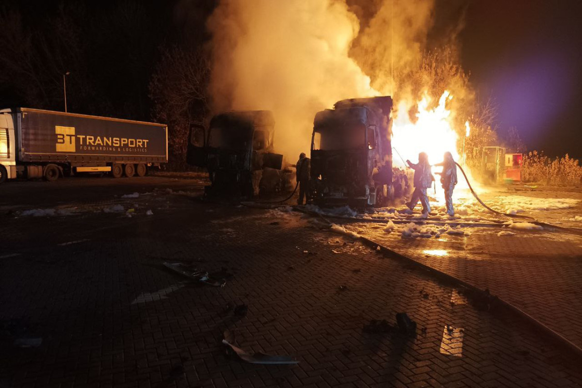 A car belonging to Azerbaijanis  came under fire in Donetsk, four people killed