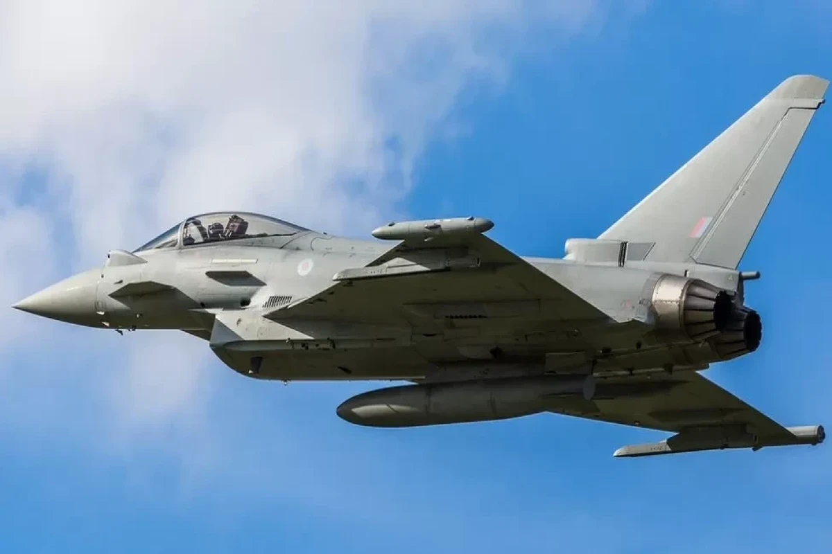 Ex-UK pilots lured to help Chinese military, MoD says