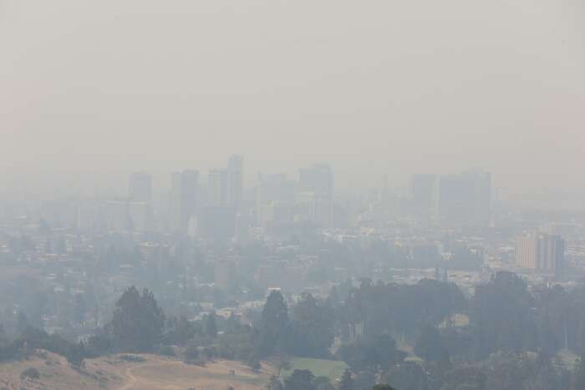 Wildfire smoke chokes U.S. Northwest, residents don masks