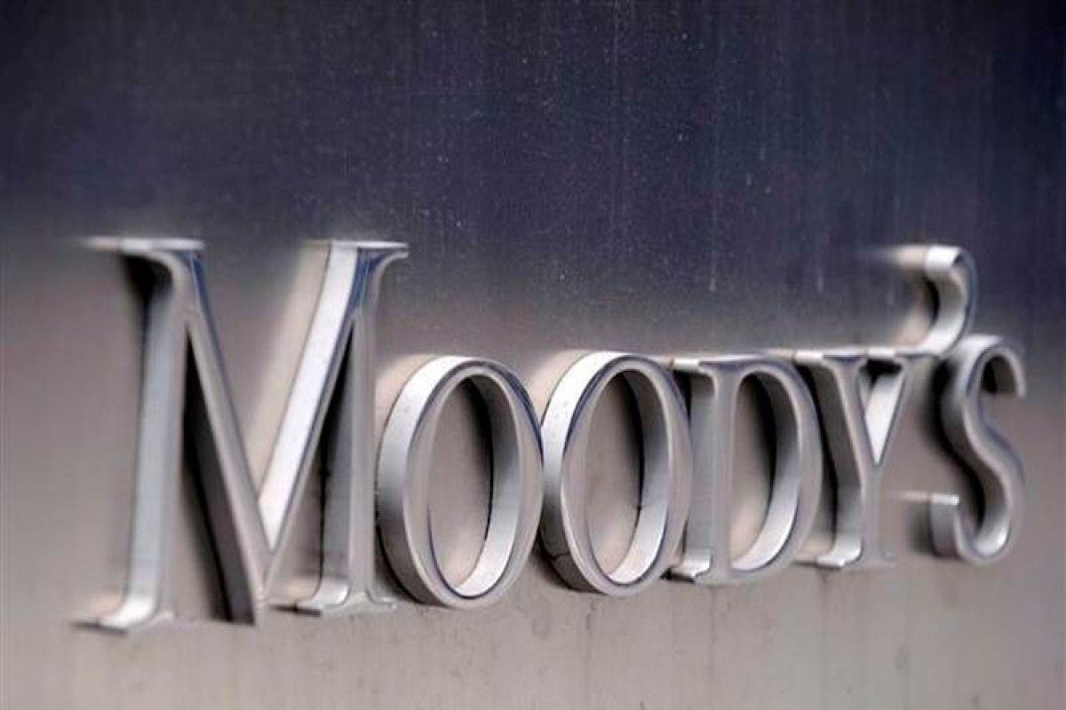Moody's downgrades UK's outlook to negative