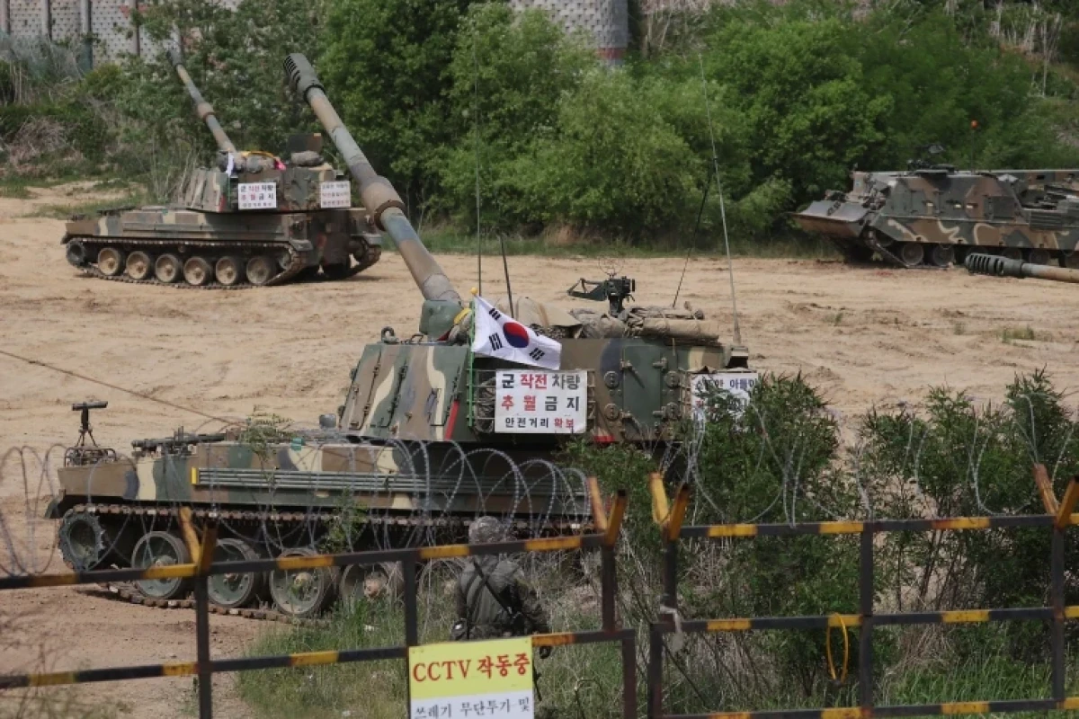 Two Koreas exchange warning shots near sea border amid tensions