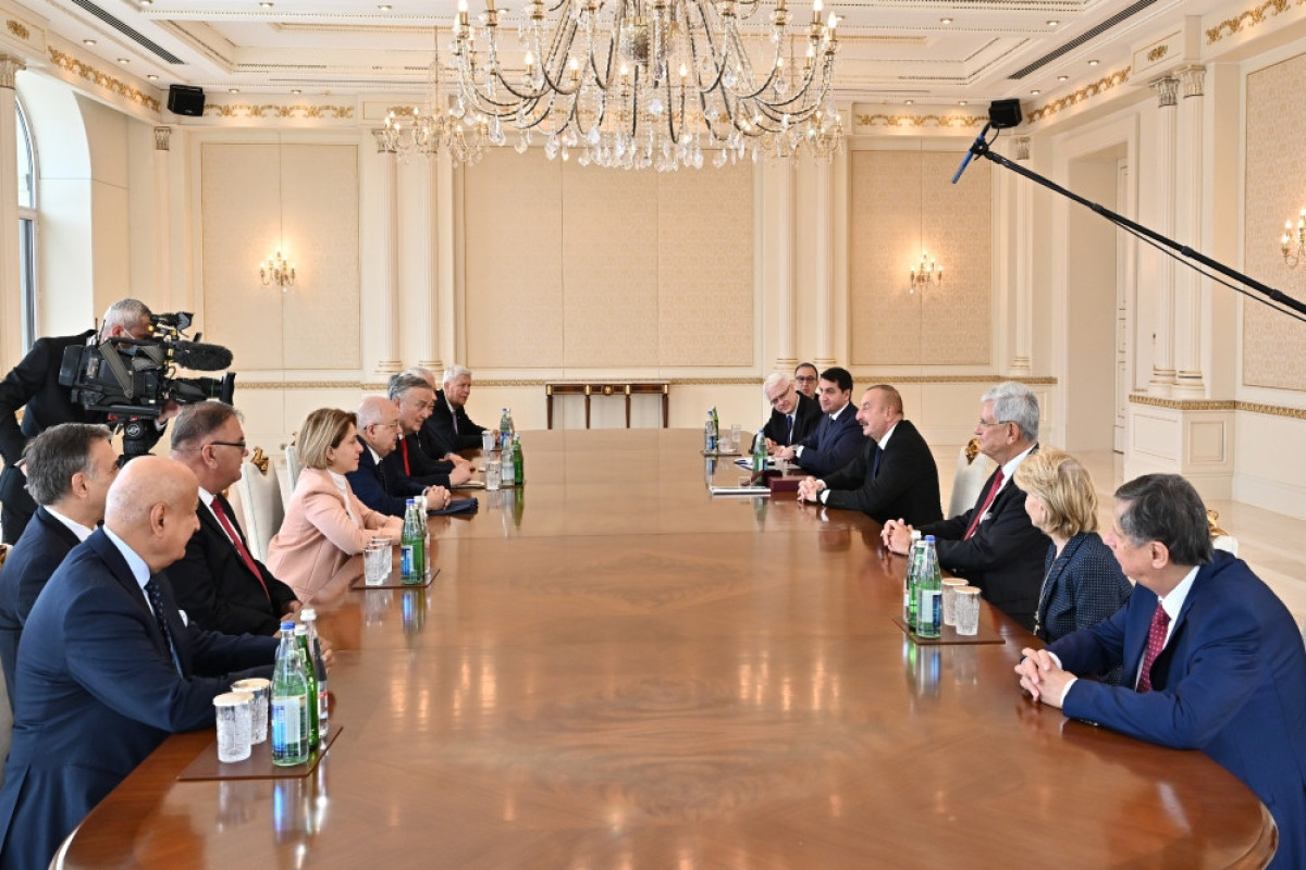 President Ilham Aliyev received delegation of Nizami Ganjavi International Center
