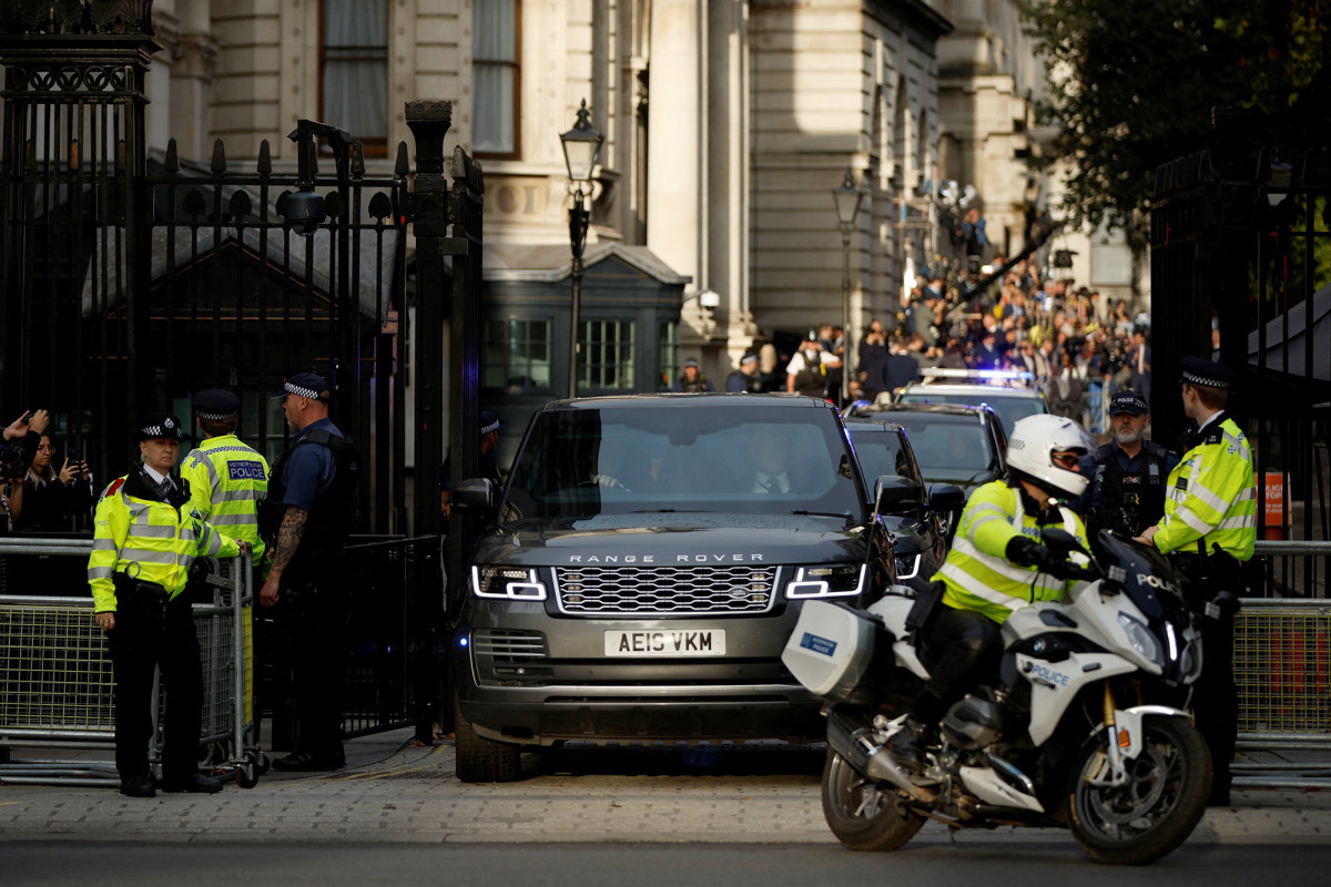 Johnson en route to Scotland to meet the Queen