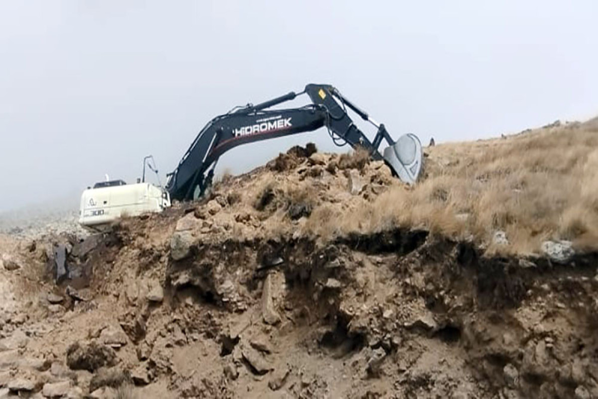 Azerbaijan’s Defense Ministry: Excavator of civilian company subjected to fire in Lachin district-PHOTO -VIDEO -UPDATED 