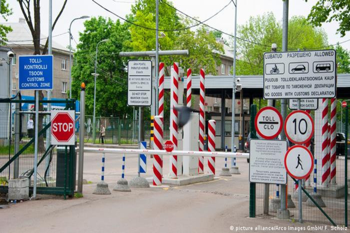 Estonia closes entry to Russians