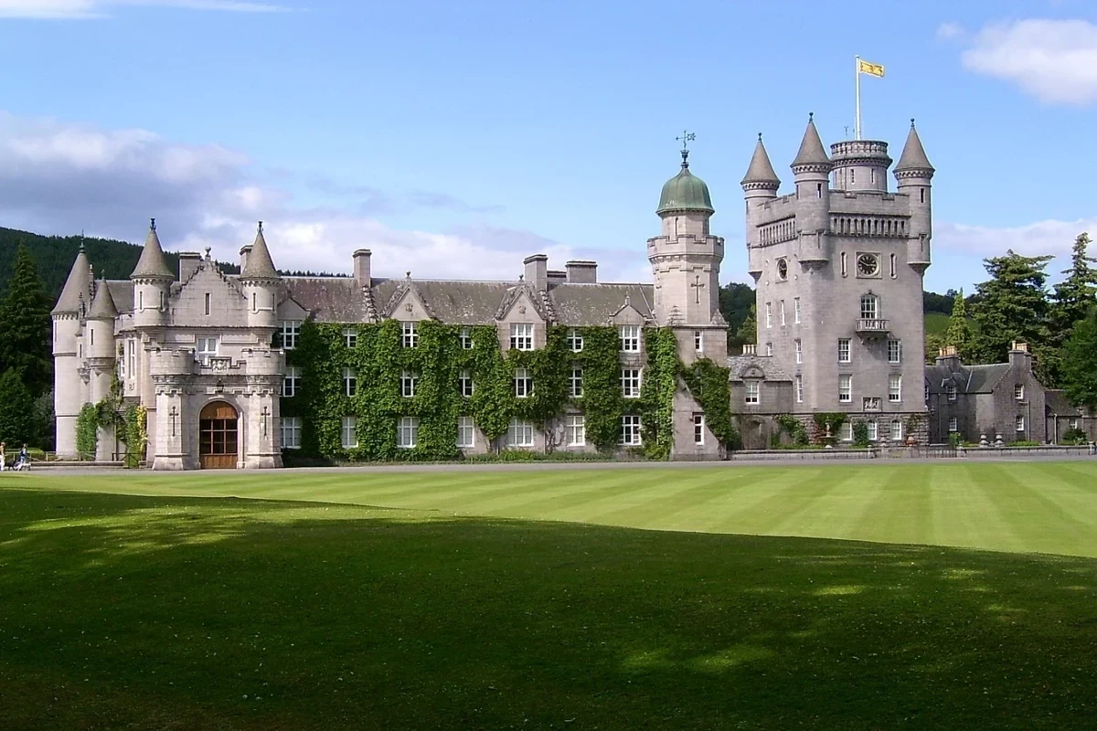Royal Family gathers at Balmoral amid concerns for Queen's health