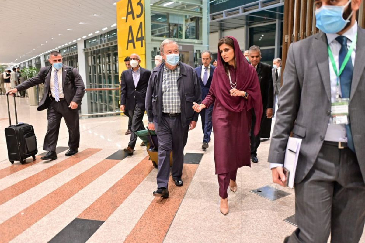 Antonio Guterres, United Nations Secretary General, and Hina Rabbani Khar, Pakistan's Minister of State for Foreign Affairs