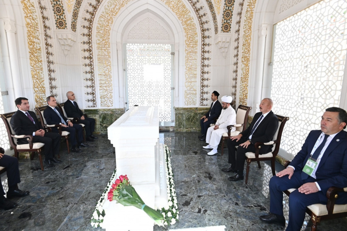 President Ilham Aliyev visited memorial complex of first President of Uzbekistan Islam Karimov