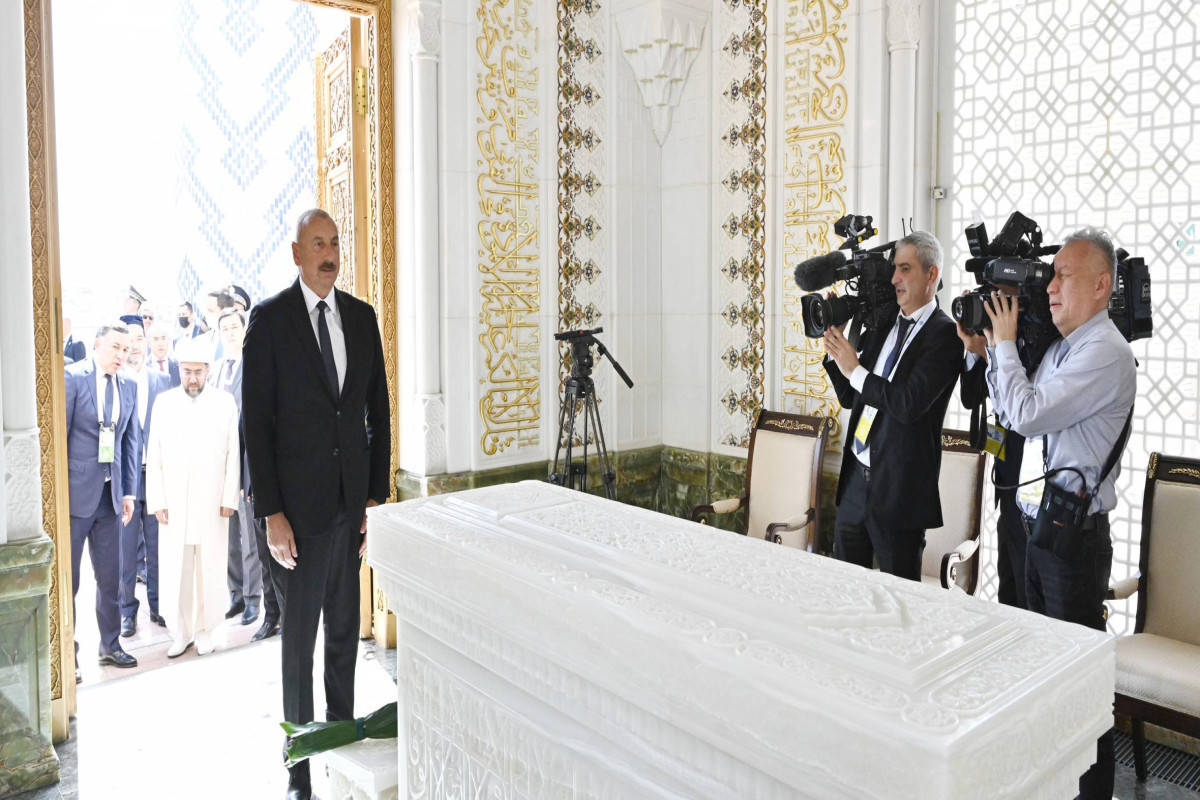 President Ilham Aliyev visited memorial complex of first President of Uzbekistan Islam Karimov