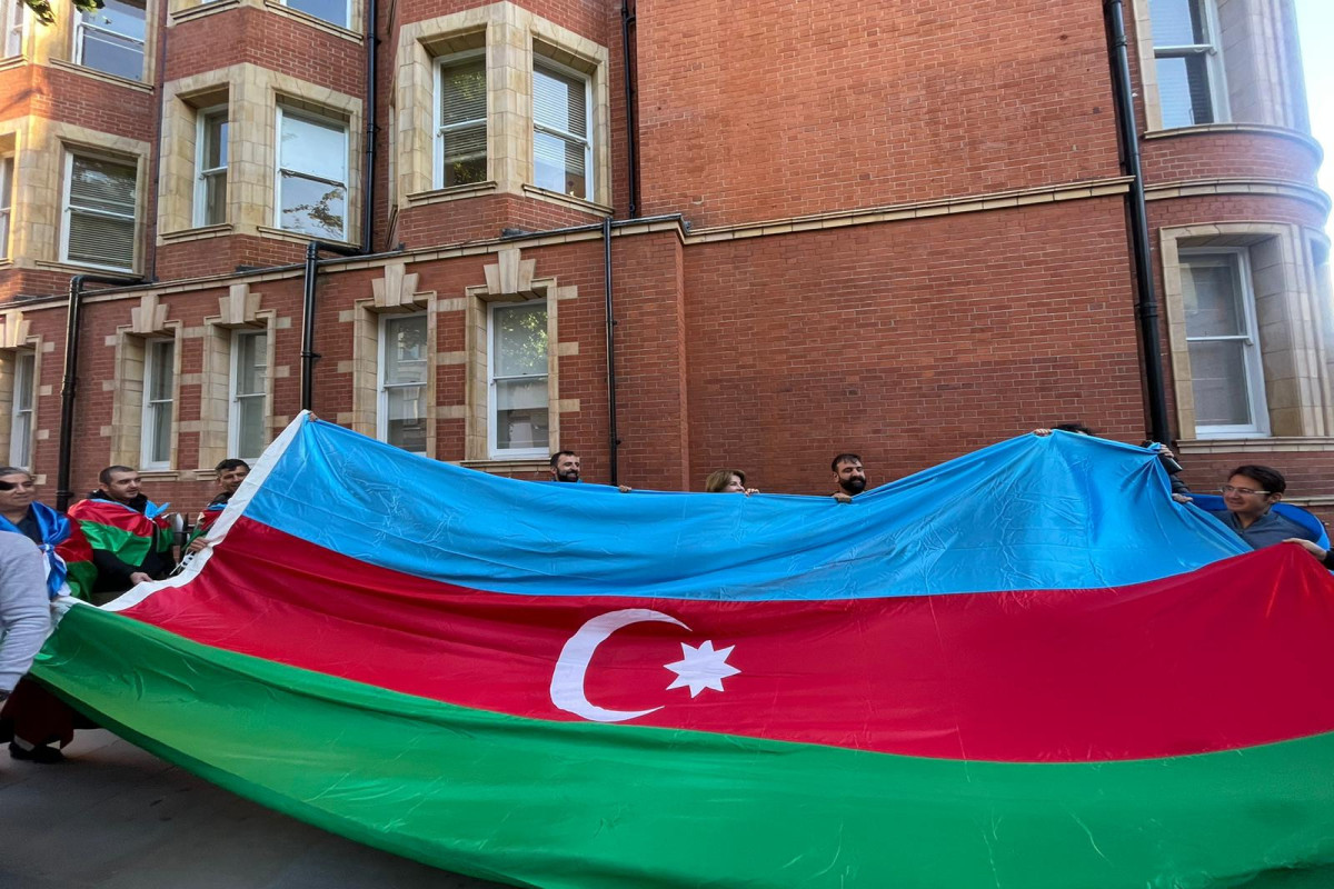 Azerbaijanis living in London held a peaceful protest in front of the Armenian embassy-PHOTO -VIDEO 