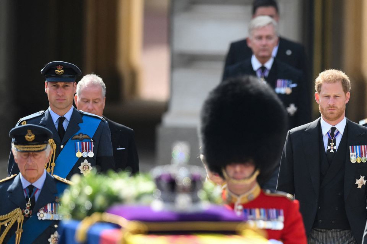 Britain urges people not to travel to join queen's queue