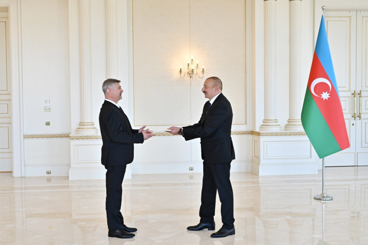 President Ilham Aliyev accepted credentials of incoming ambassador of Hungary-UPDATED 