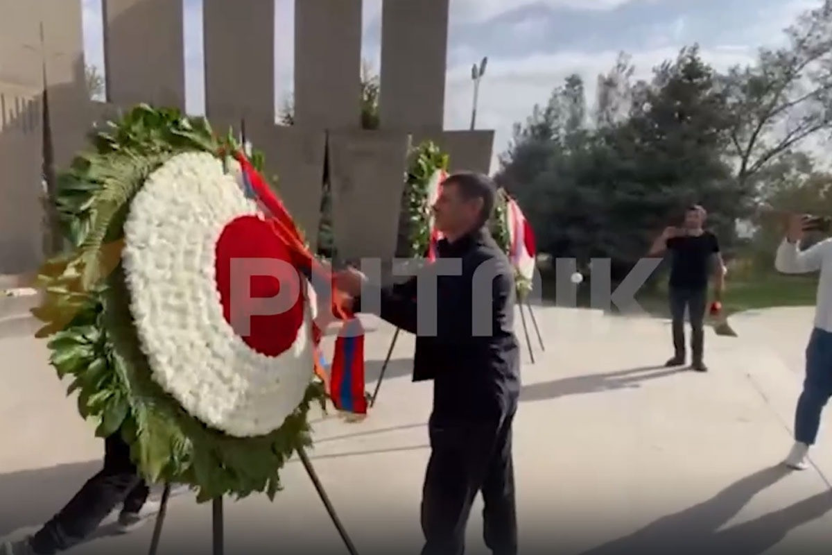 Mothers of soldiers overturn wreathes in military cemetery in Armenia, clash with police-VIDEO 