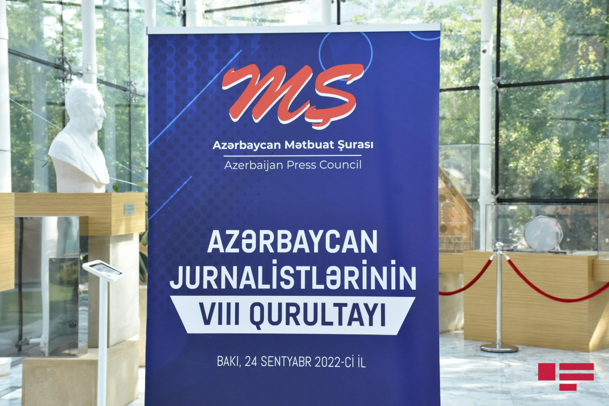 Participants of the 8th Congress of Azerbaijani Journalists address President