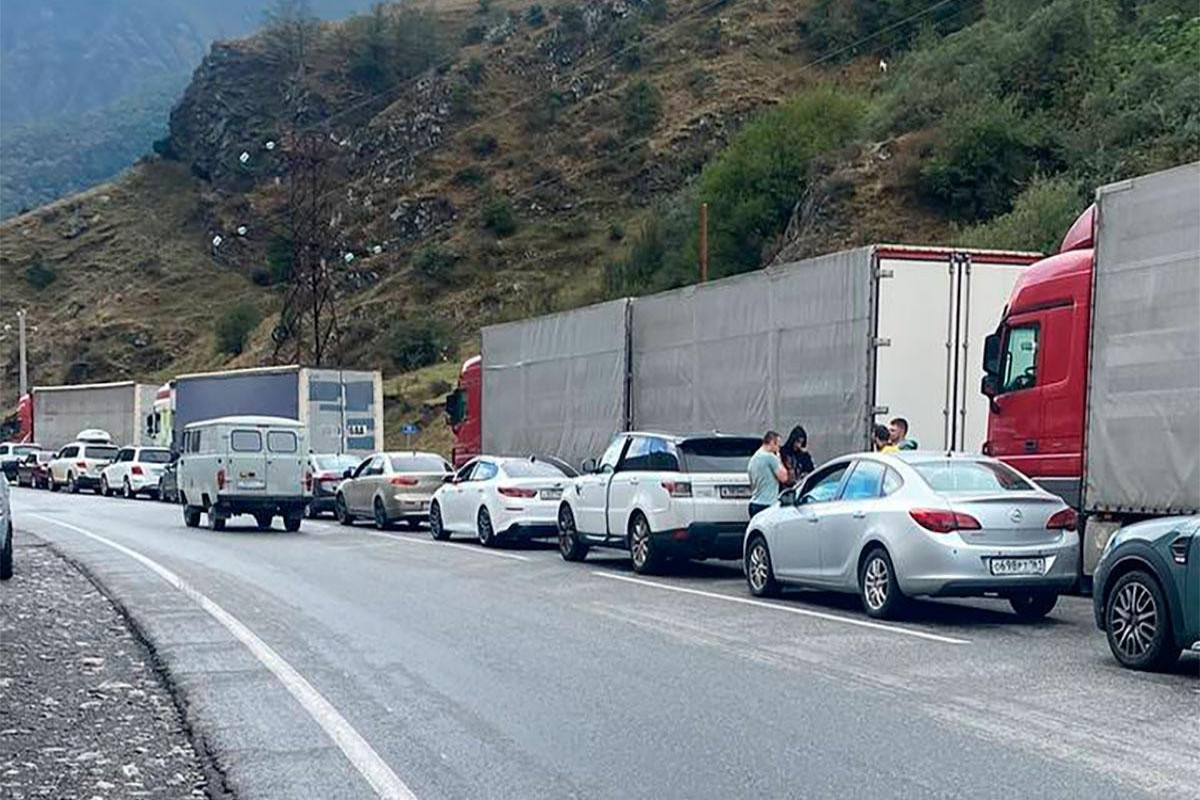 Russian MIA: More than 2.3 thousand cars are waiting in line on border with Georgia
