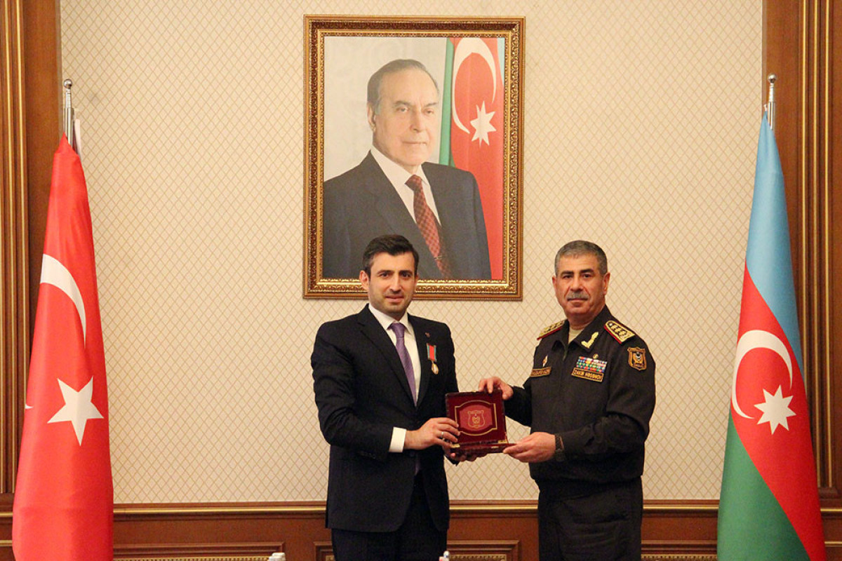 Azerbaijan Defense Minister met with Chief Technology Officer of Baykar company-PHOTO 