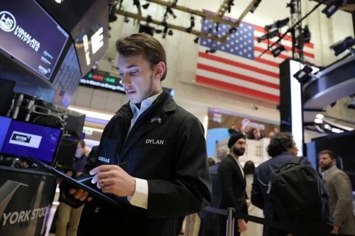 Wall St falls as recession fears rise after jobless claims data