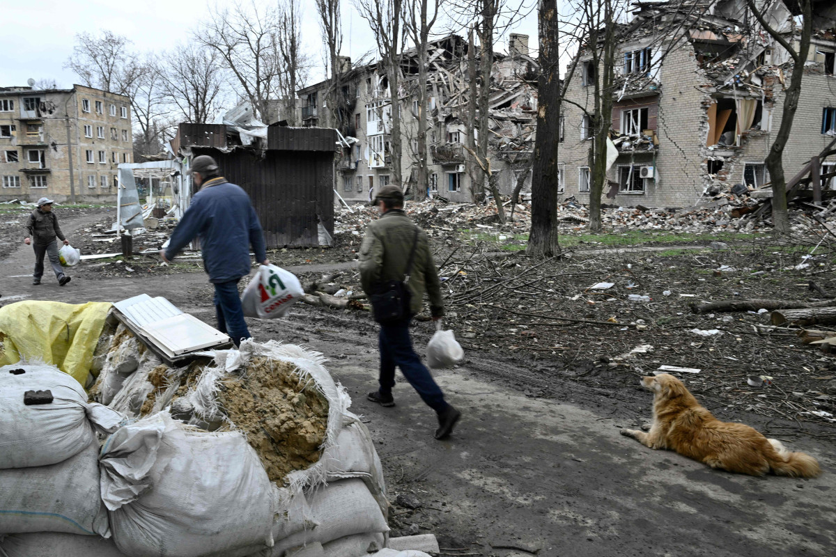 4 children left in battered Ukrainian frontline town, local official says