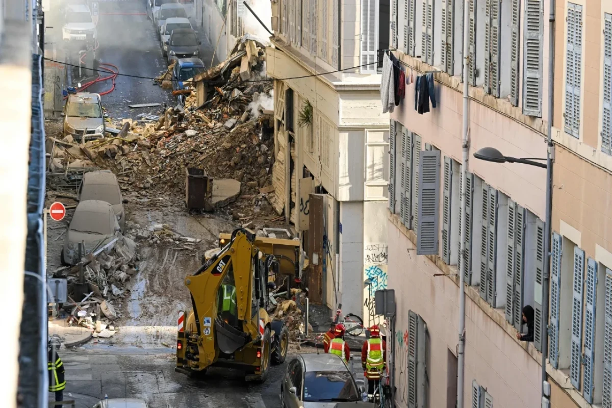 2 bodies found as fire burns in collapsed Marseille building-UPDATED 