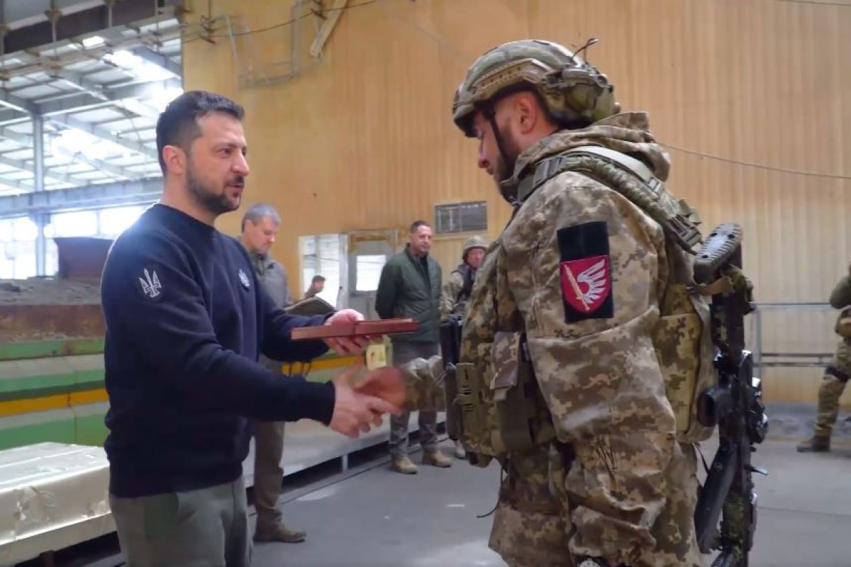 Zelensky visits frontline Ukraine town of Avdiivka-VIDEO 