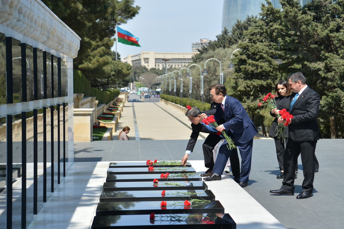 Korean parliamentarians visited Alley of Martyrs in Baku